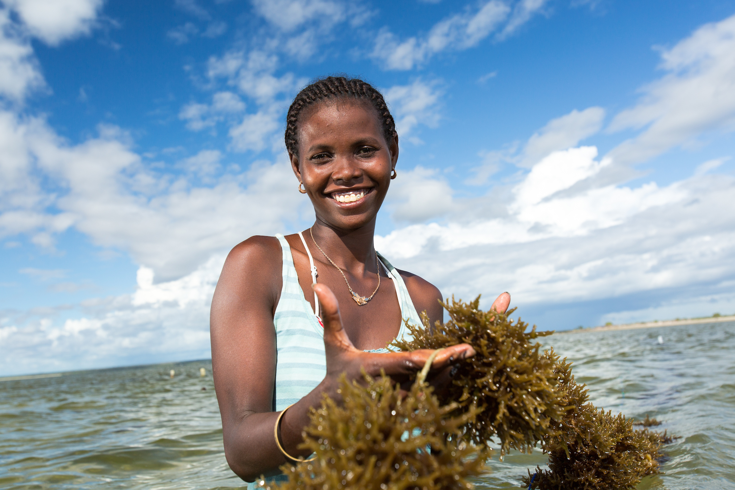 Woman holding seaweed, Credit: Blue Ventures | Garth Cripps